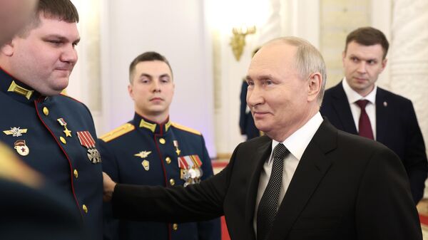 Poutine après la cérémonie de la remise des médailles Étoile d'or aux Héros de Russie au Kremlin - Sputnik Afrique