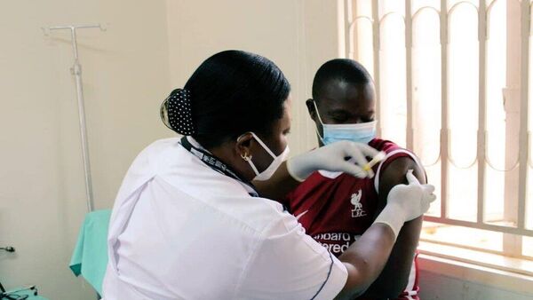The first PrEPVacc volunteer participant receives an injection at the Masaka site of the MRC/UVRI and LSHTM Uganda Research Unit, on Tuesday 15 December 2020. - Sputnik Africa