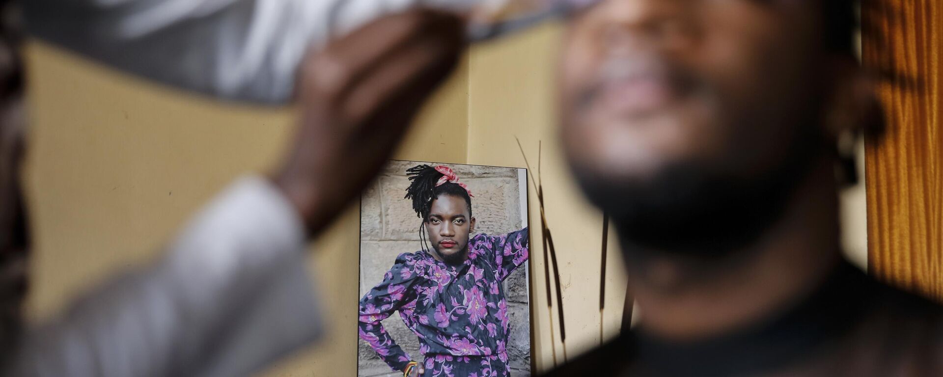 Raymond Brian, a Ugandan refugee and a nonconforming gender person who also goes by the name of “Mother Nature,” has makeup done in a house at a house that serves as a shelter for LGBT refugees  - Sputnik Africa, 1920, 08.12.2023