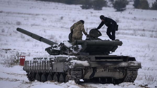 Ukrainian soldiers practice on a tank during military training in Ukraine, Wednesday, Dec. 6, 2023. - Sputnik Africa
