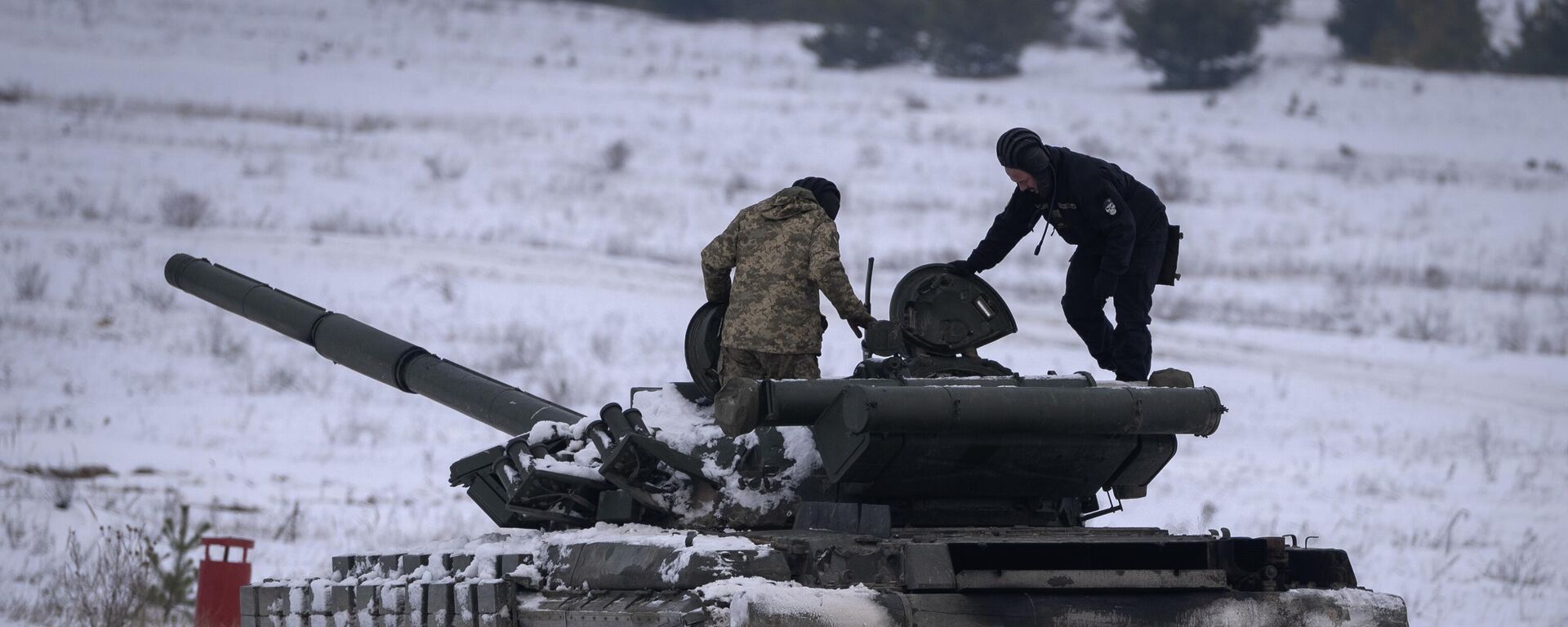 Ukrainian soldiers practice on a tank during military training in Ukraine, Wednesday, Dec. 6, 2023. - Sputnik Africa, 1920, 09.12.2023