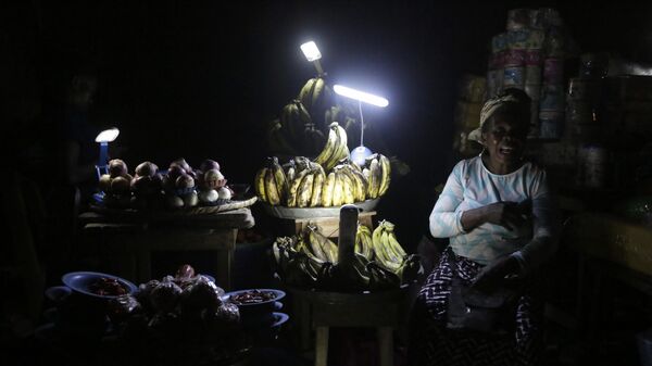 In this photo taken on Monday Feb. 20, 2017, vegetable vendors ply their wares by the light of locally-made lanterns in Lagos, Nigeria. - Sputnik Africa