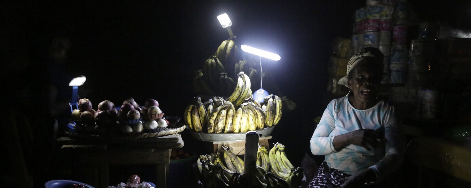 In this photo taken on Monday Feb. 20, 2017, vegetable vendors ply their wares by the light of locally-made lanterns in Lagos, Nigeria. - Sputnik Africa, 1920, 09.12.2023
