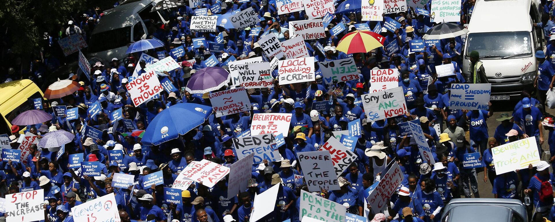 Members of opposition Democratic Alliance (DA) march to the ruling party African National Congress (ANC)'s Luthuli House over power cuts, in Johannesburg, South Africa, Wednesday, Jan. 25, 2023. - Sputnik Africa, 1920, 11.12.2023
