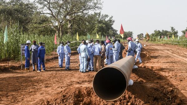 Workers from Niger and China are seen on the construction site of an oil pipeline in the region of Gaya, Niger, on October 10, 2022. - Sputnik Africa