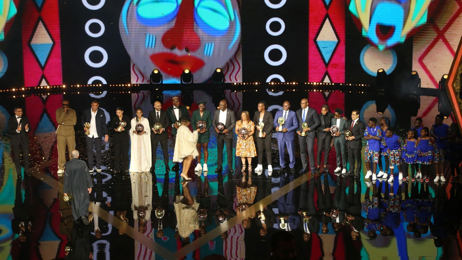 Les gagnants sur scène lors de la remise des prix 2023 de la Confédération africaine de football (CAF) à Marrakech, le 11 décembre 2023. (Photo AFP) - Sputnik Afrique, 1920, 12.12.2023
