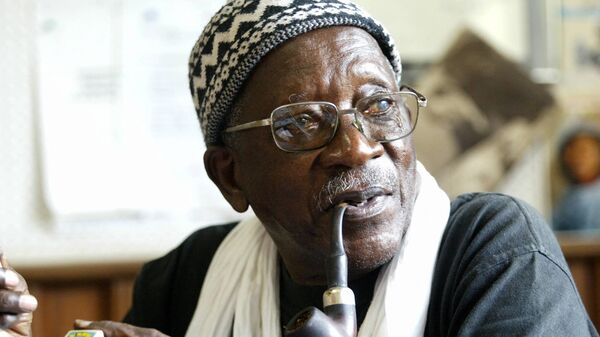  Senegalese director Ousmane Sembene, 82, poses for a photo in his office in Dakar on February 18, 2005.  - Sputnik Africa