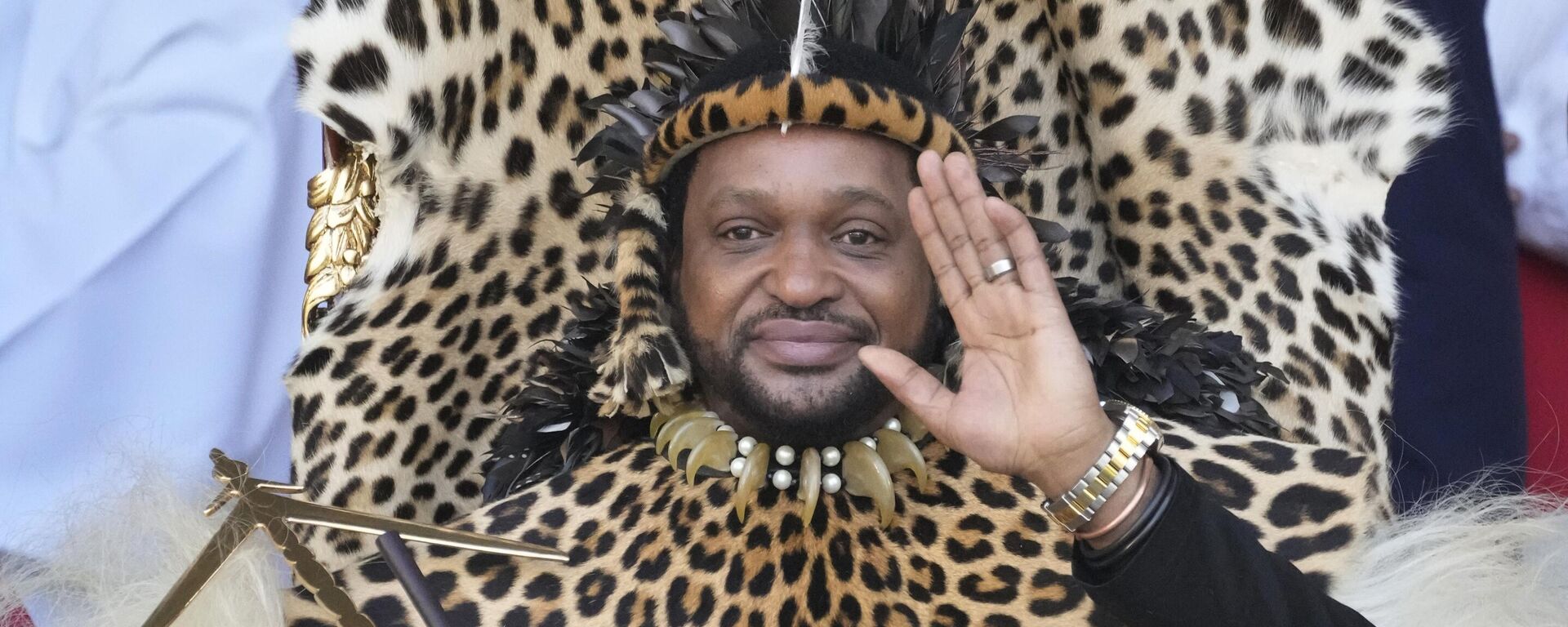 King Misuzulu ka Zwelithini gestures before receiving his certificate of recognition from South Africa's President Cyril Ramaphosa at the Moses Mabhida Stadium in Durban, South Africa, on Oct. 29, 2022.  - Sputnik Africa, 1920, 12.12.2023