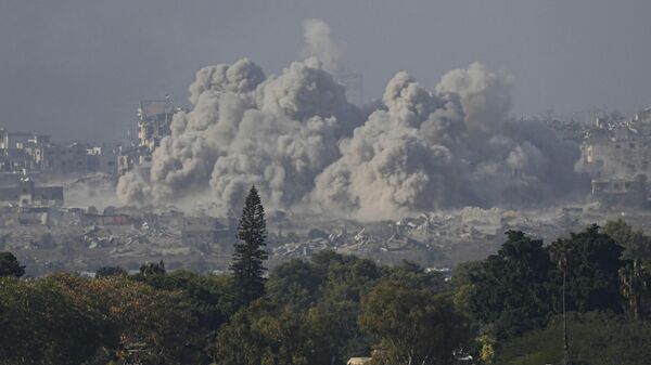 De la fumée s'élève après un bombardement israélien dans la bande de Gaza, vue du sud d'Israël, le 11 décembre 2023. - Sputnik Afrique
