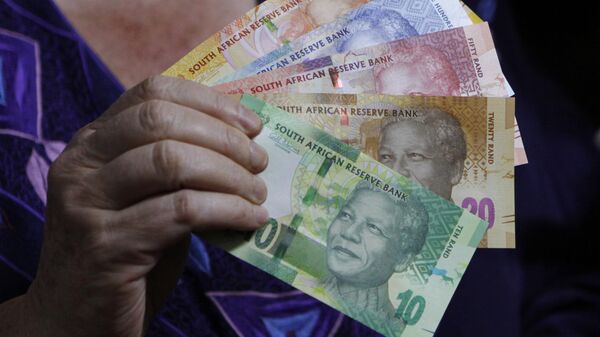  In this photo taken Tuesday, Nov. 6, 2012, reserve bank governor Gill Marcus  displays bank notes bearing the image of former president Nelson Mandela, in Pretoria, South Africa.  - Sputnik Africa