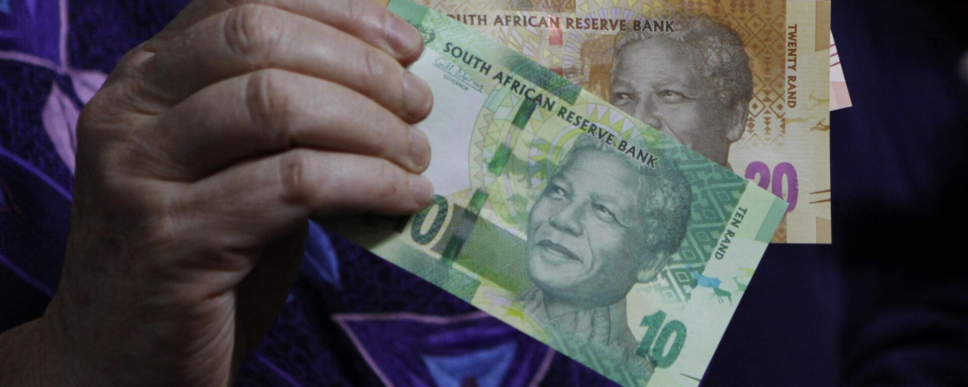  In this photo taken Tuesday, Nov. 6, 2012, reserve bank governor Gill Marcus  displays bank notes bearing the image of former president Nelson Mandela, in Pretoria, South Africa.  - Sputnik Africa, 1920, 13.12.2023