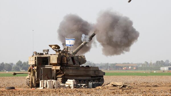 Une photo prise dans le sud d'Israël, près de la frontière avec la bande de Gaza, le 12 décembre 2023, montre l'artillerie israélienne tirant vers Gaza, au milieu des combats continus entre Israël et le groupe militant Hamas. - Sputnik Afrique