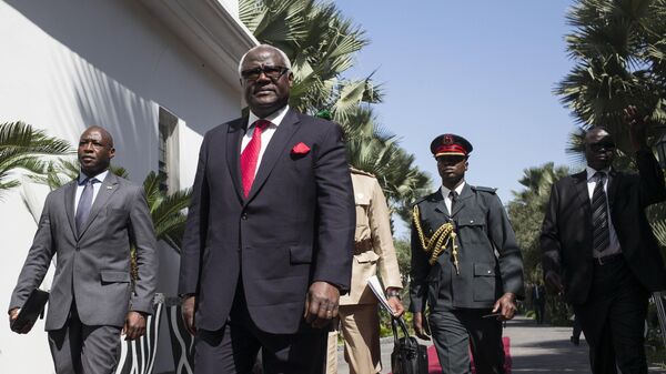 Sierra Leone President, Ernest Bai Koroma, centre, on arrival for talks with Gambia's President Yahya Jammeh, in Banjul, Gambia, Tuesday, Dec. 13, 2016.  - Sputnik Africa