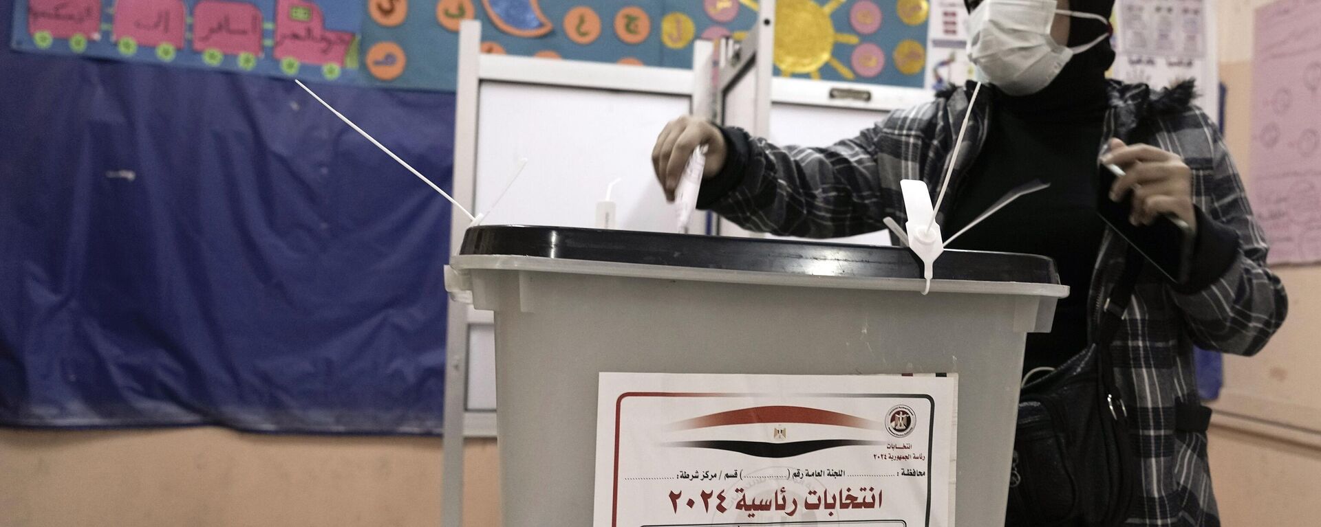 A woman casts her vote for the presidential elections at a polling station, in Cairo, Egypt, Sunday, Dec. 10, 2023.  - Sputnik Africa, 1920, 13.12.2023