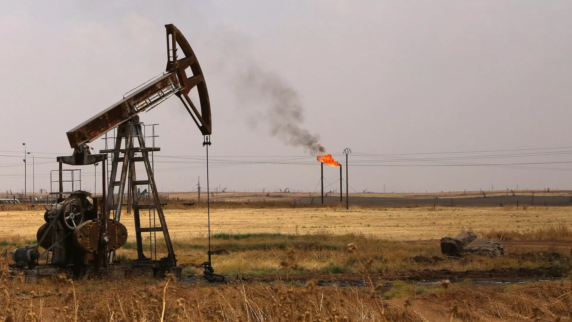 Oil well pumps are seen in the Rmeilane oil field in Syria's northerneastern Hasakeh province - Sputnik Africa, 1920, 13.12.2023