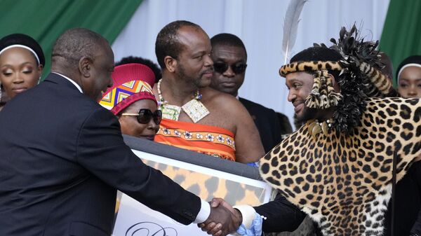 South Africa's President Cyril Ramaphosa, left, shakes hand with King Misuzulu kaZwelithini as he hands over a certificate of recognition at the Moses Mabhida Stadium in Durban, South Africa, on Oct. 29, 2022. - Sputnik Africa