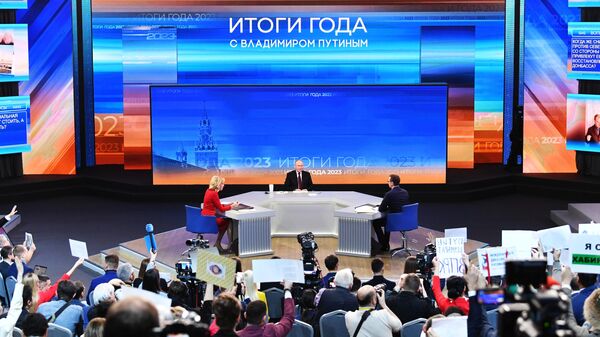 Le Président russe Vladimir Poutine tient une ligne directe commune avec les citoyens et une grande conférence de presse avec les journalistes, le 14 décembre 2023 - Sputnik Afrique