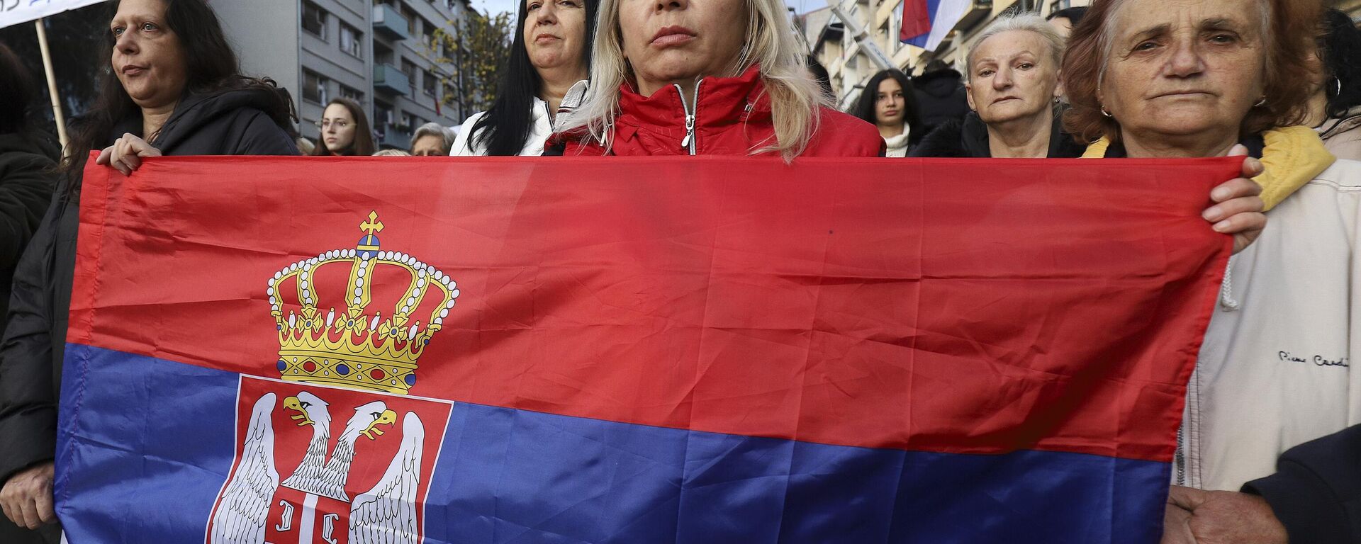 Women hold Serbia's flag as they march in the northern part of Kosovska Mitrovica, Kosovo, Wednesday, Nov. 23, 2022. Serbs in the northern part of Kosovska Mitrovica protested against planned fines by Kosovo authorities for those who refuse to change their Belgrade issued vehicle registration plates and against the cruelty they say are facing daily from the authorities in Pristina. - Sputnik Africa, 1920, 15.12.2023