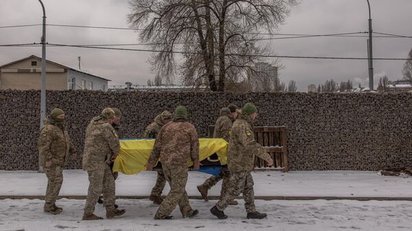 Ukrainian soldiers carry the coffin of Ukrainian serviceman. - Sputnik Africa