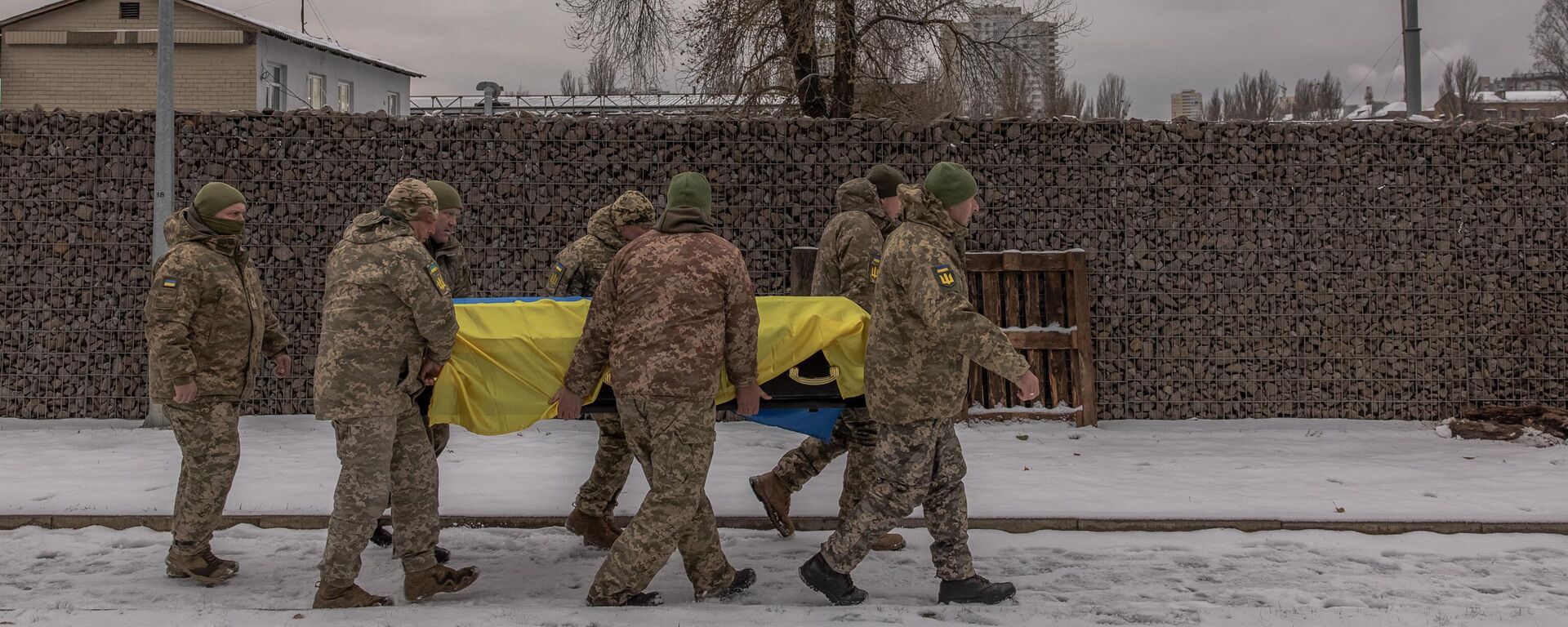 Ukrainian soldiers carry the coffin of Ukrainian serviceman. - Sputnik Africa, 1920, 16.12.2023
