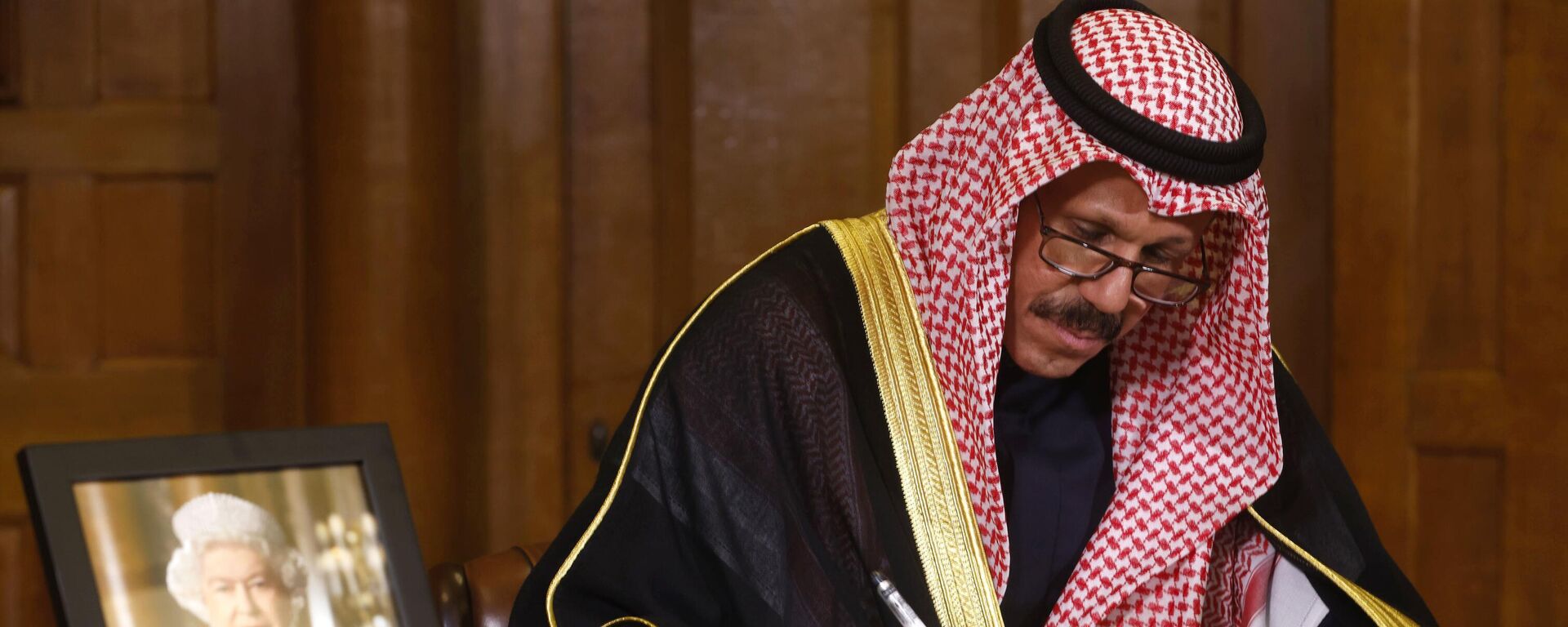 Emir of Kuwait, Sheikh Faisal Nawaf Al-Ahmad Al-Sabah signs a book of condolence at Church House in London, following the death of Queen Elizabeth II, Monday, Sept. 19, 2022. - Sputnik Africa, 1920, 16.12.2023