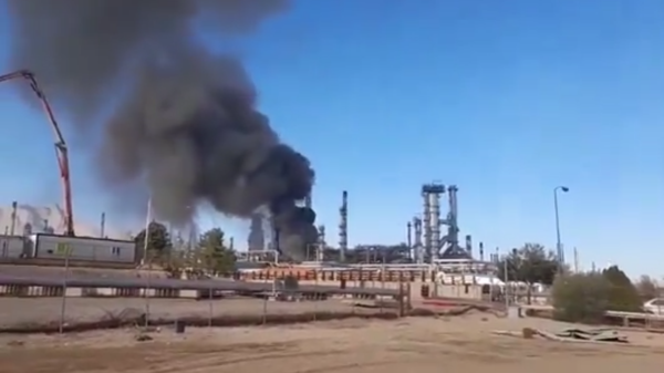 A fire broke out on Saturday morning at a crude oil processing station of an oil refinery in the central Iranian city of Isfahan - Sputnik Africa