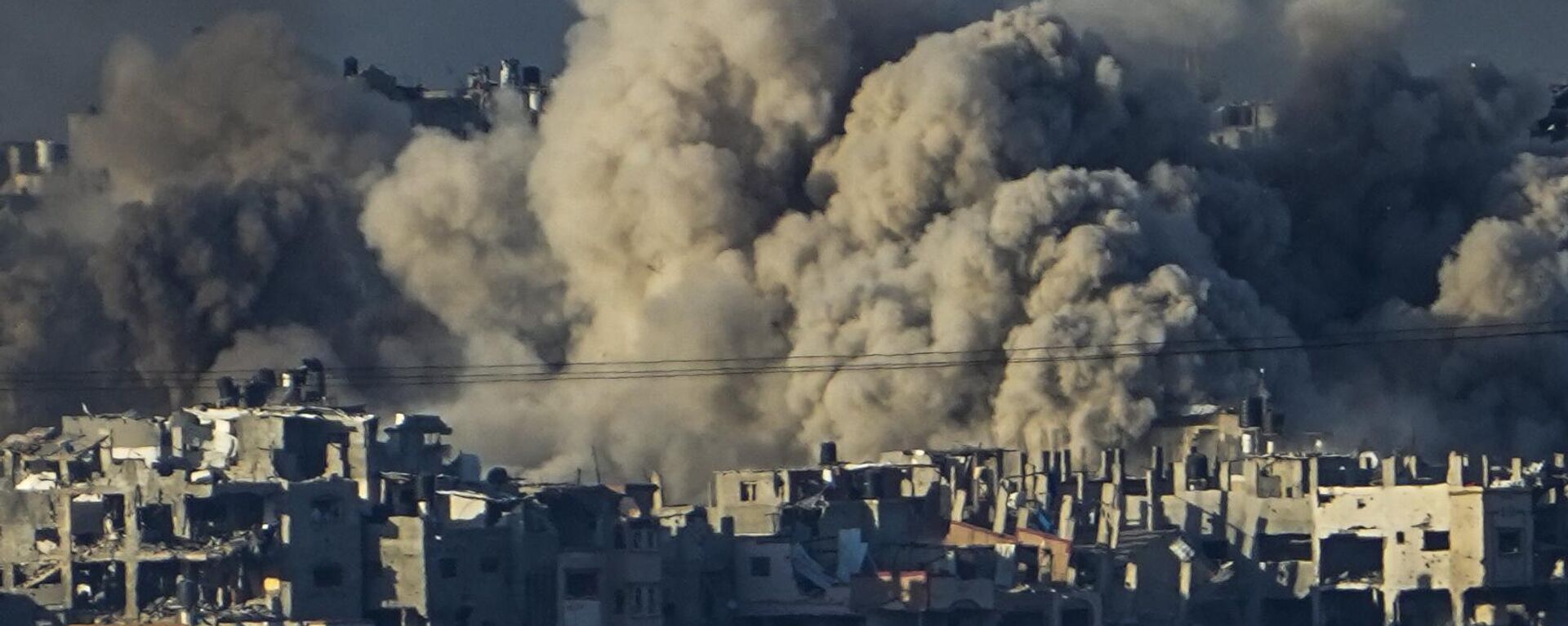 Smoke rises following an Israeli bombardment in the Gaza Strip, as seen from southern Israel, Saturday, Dec. 16, 2023. - Sputnik Africa, 1920, 17.12.2023