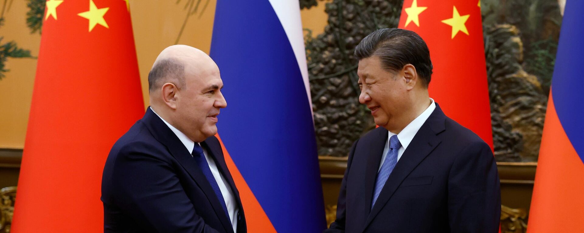 Russian Prime Minister Mikhail Mishustin and Chinese President Xi Jinping shake hands before a meeting in Beijing, China, on Wednesday, December 20, 2023. - Sputnik Africa, 1920, 20.12.2023
