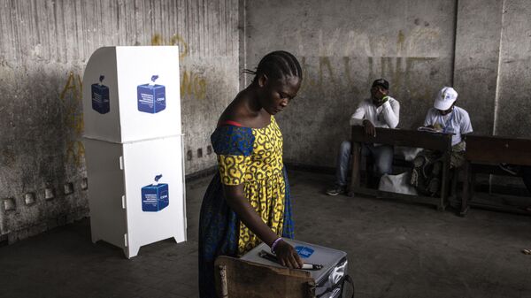 A voter casts her ballot in Kinshasa on December 20, 2023. - Sputnik Africa