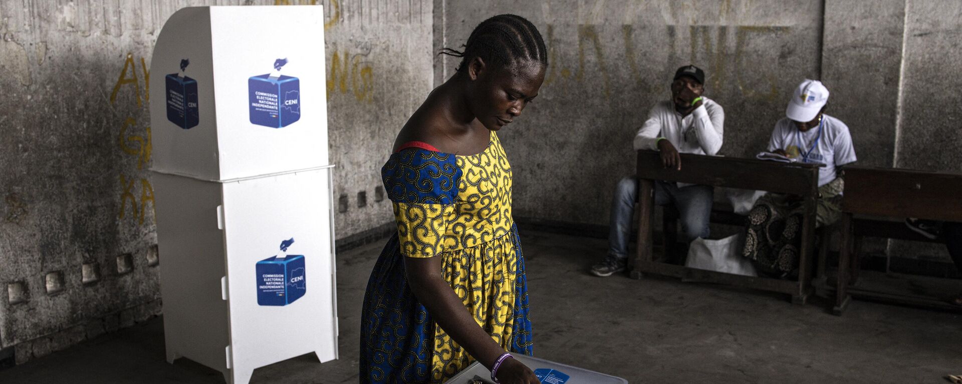 A voter casts her ballot in Kinshasa on December 20, 2023. - Sputnik Africa, 1920, 20.12.2023