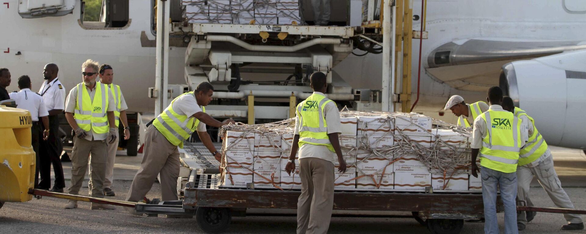 Some 10 tonnes of relief food from the World Food Programme (WFP) is unloaded after landing in Mogadishu airport, Wednesday July 27, 2011. - Sputnik Africa, 1920, 01.09.2024