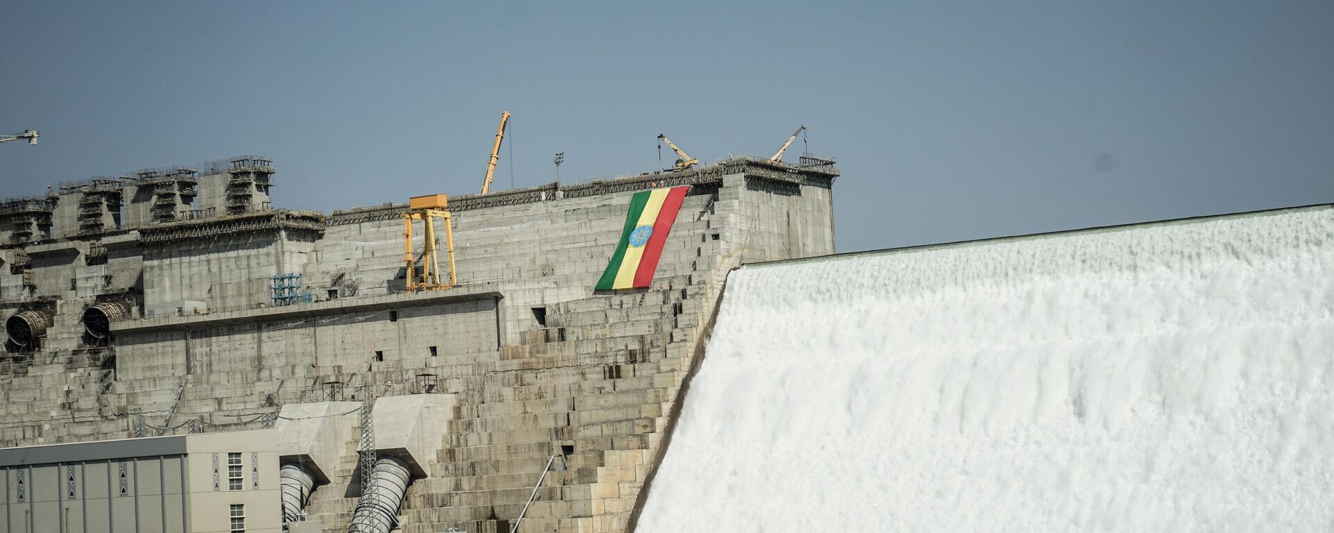 An Ethiopian national flag is seen at the Grand Ethiopian Renaissance Dam (GERD) in Guba, Ethiopia, on February 19, 2022.  - Sputnik Africa, 1920, 21.12.2023