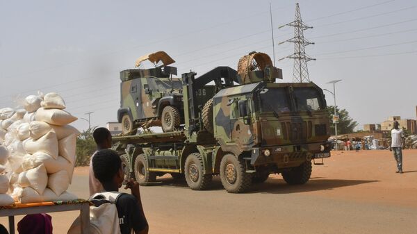 Un véhicule militaire de l'armée française appartenant à un convoi de troupes françaises est vu traversant le quartier du Lazaret à Niamey le 10 octobre 2023. - Sputnik Afrique