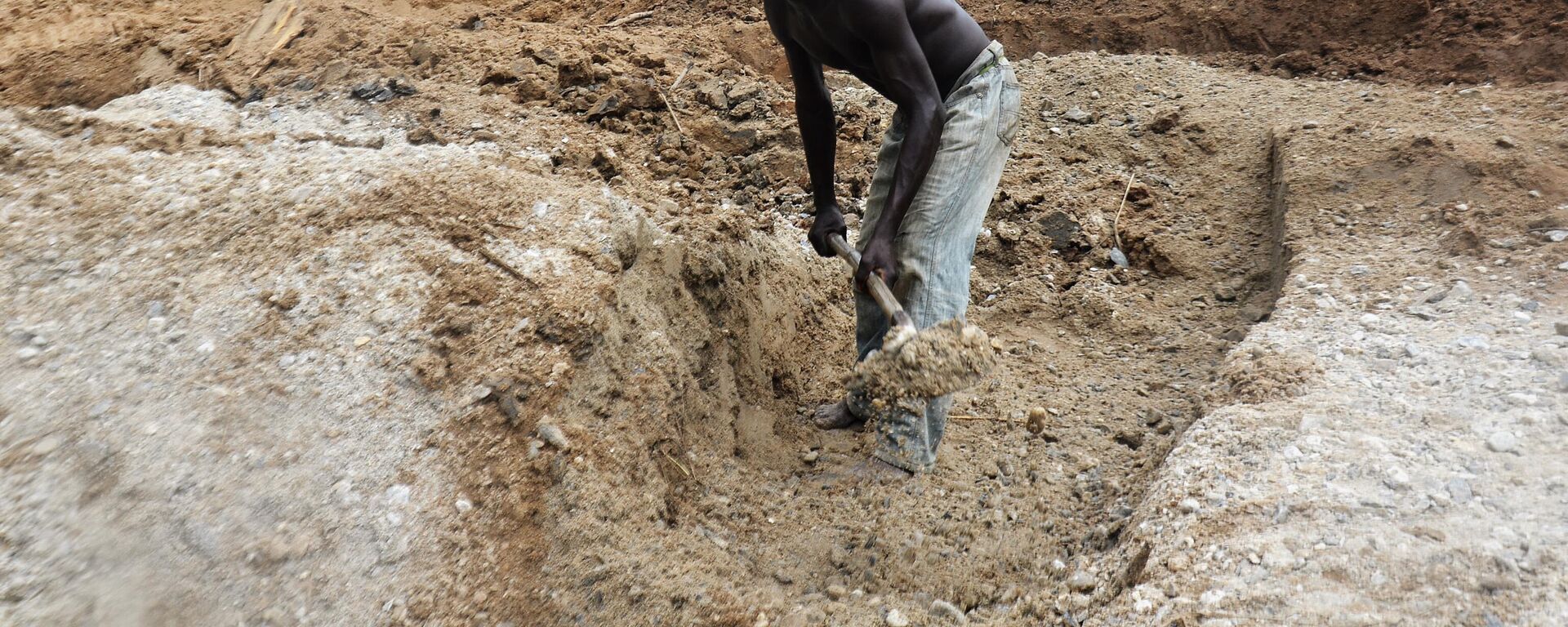 Miners work on the diamonds mine of Banengbele, 10 km south of Boda, on May 22, 2015 in Central African Republic.  - Sputnik Africa, 1920, 23.12.2023