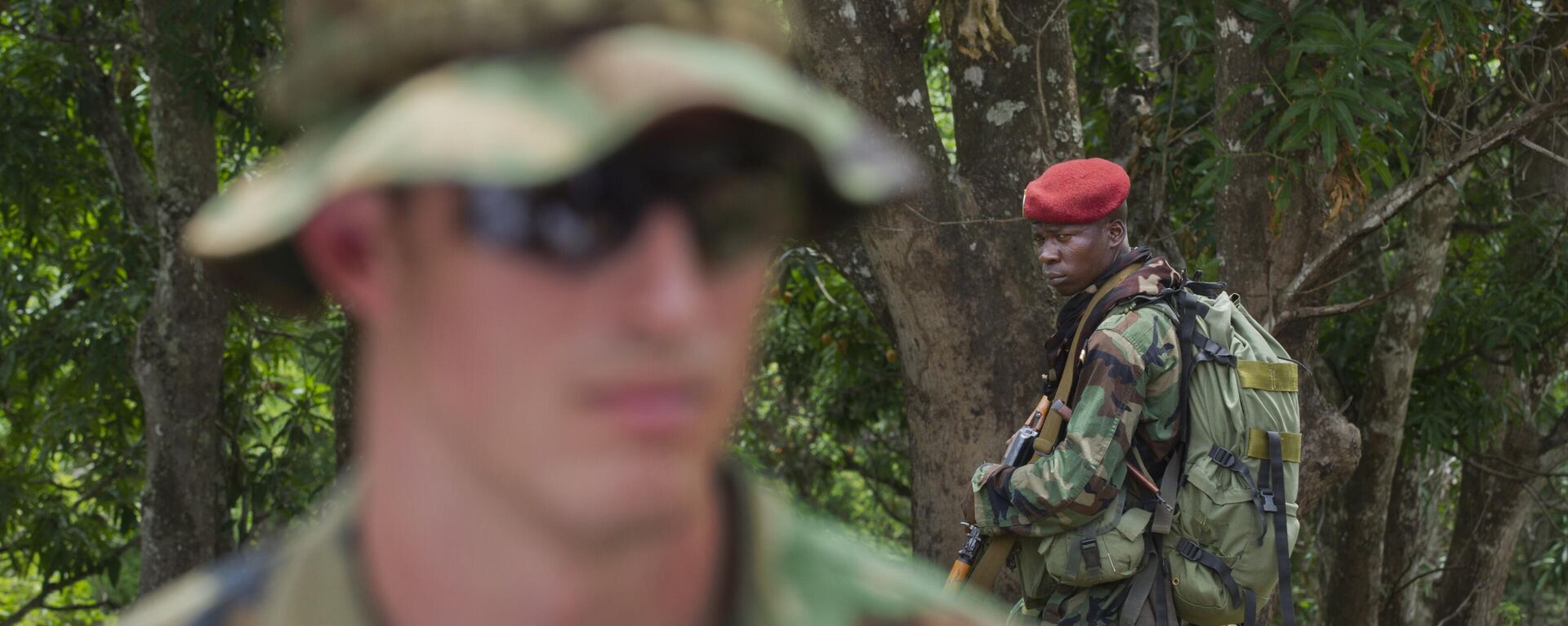 A soldier from the Central African Republic, right, looks across as U.S. Army special forces Captain Gregory, 29, from Texas, left, who would only give his first name in accordance with special forces security guidelines, speaks with other troops from the Central African Republic and Uganda, where they are searching for infamous warlord Joseph Kony, in Obo, Central African Republic, Sunday, April 29, 2012. - Sputnik Africa, 1920, 23.12.2023