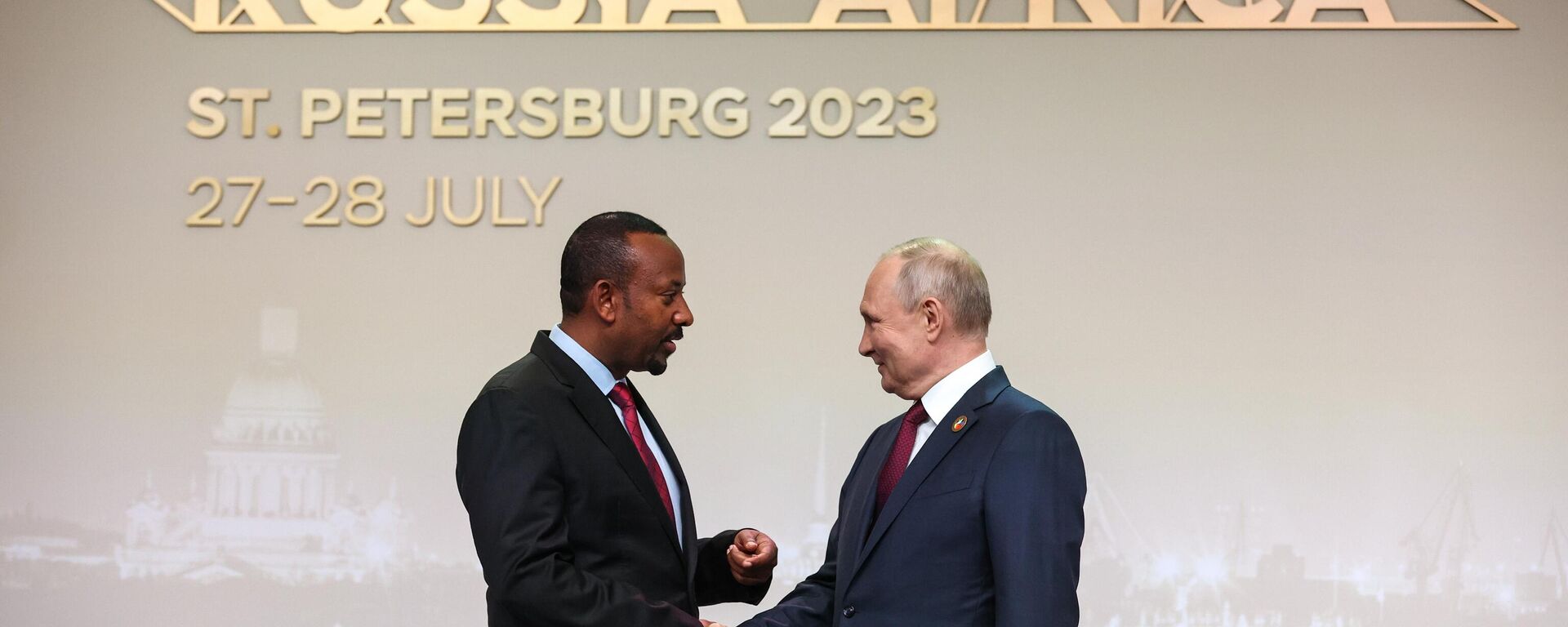 Prime Minister of the Federal Democratic Republic of Ethiopia Abiy Ahmed Ali, left, and Russian President Vladimir Putin shake hands before an official ceremony to welcome the leaders of delegations to the Russia Africa Summit in St. Petersburg, Russia, Thursday, July 27, 2023. - Sputnik Africa, 1920, 24.12.2023