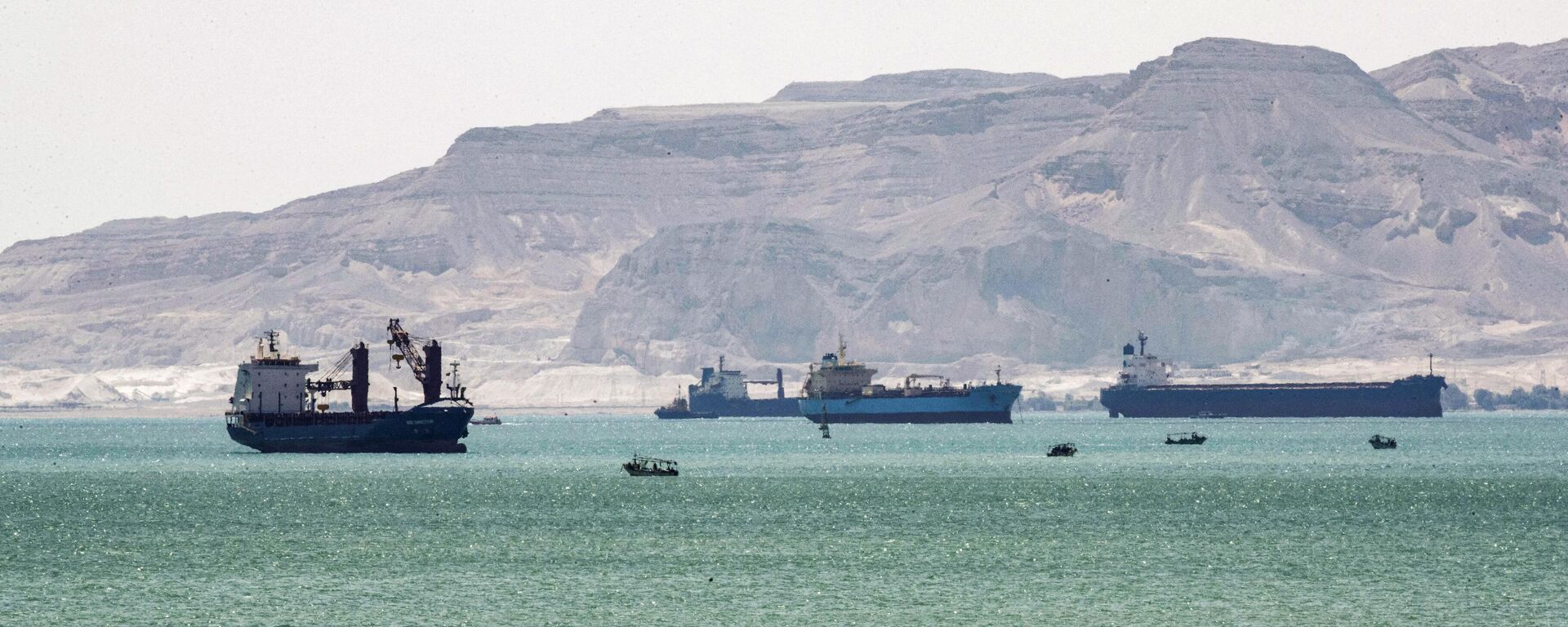 This picture taken on March 28, 2021 shows tanker and freight ships near the entrance of the Suez Canal, by Egypt's Red Sea port city of Suez. - Sputnik Africa, 1920, 24.12.2023