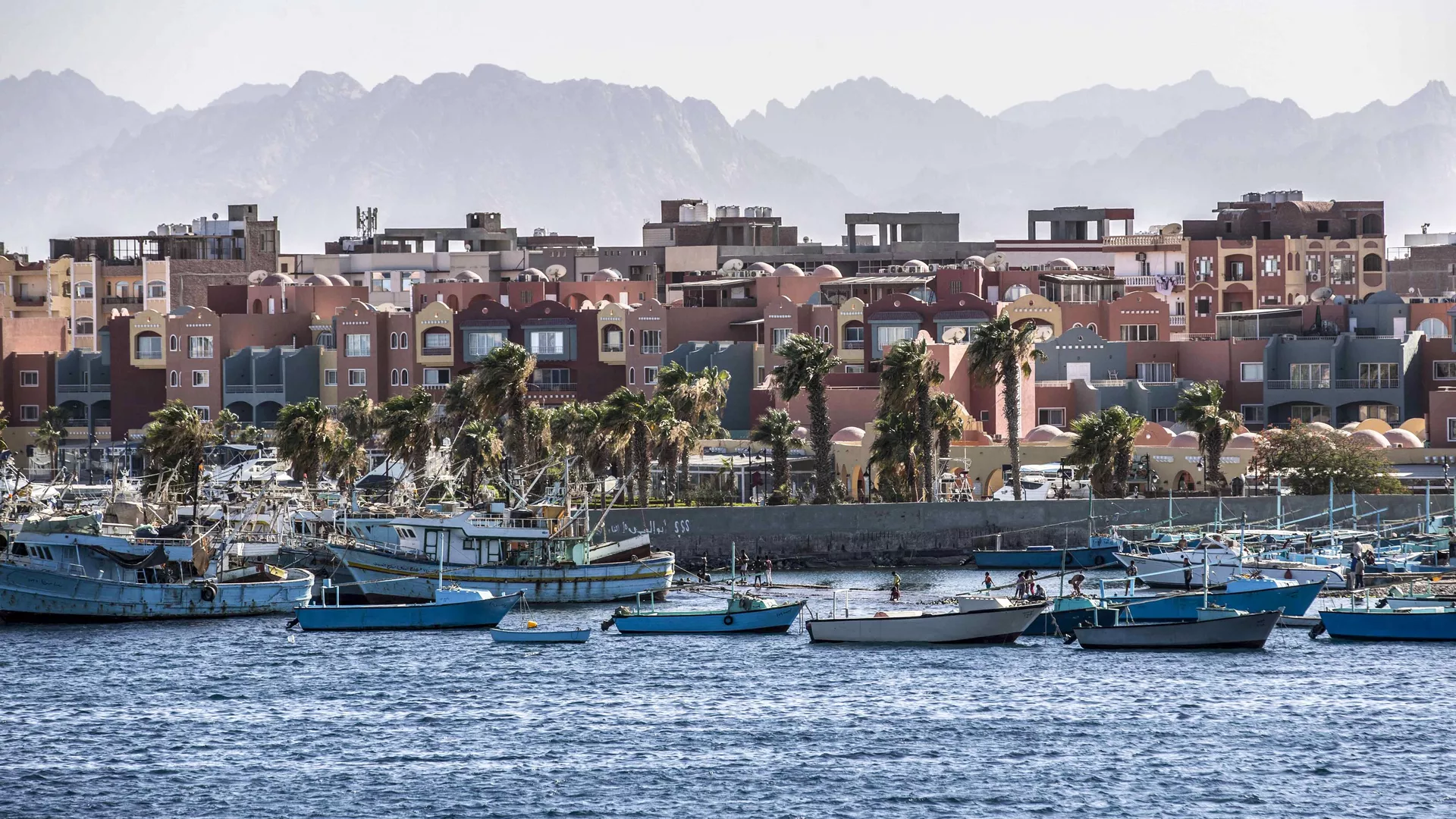 This picture taken on June 19, 2020, from a ferry shows a view of the Hurghada Marina in Egypt's southern Red Sea resort city, with the Red Sea hills seen in the background. - Sputnik Africa, 1920, 25.12.2023