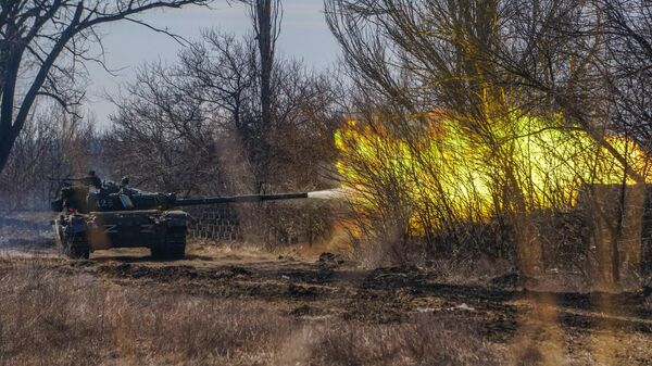 Les soldats de la milice populaire de la RPD mènent une offensive sur la ligne de contact à Maryinka, région de Donetsk. - Sputnik Afrique