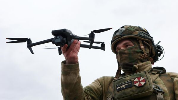 Un soldats russe tient un drone - Sputnik Afrique