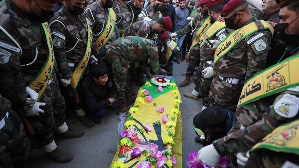 raqi mourners attend the funeral of Fadel al-Maksusi, a Kataeb Hezbollah fighter who was also part of the “Islamic resistance in Iraq”, the group that has claimed all recent attacks against US troops in Iraq and Syria, in Baghdad on November 21, 2023.  - Sputnik Africa