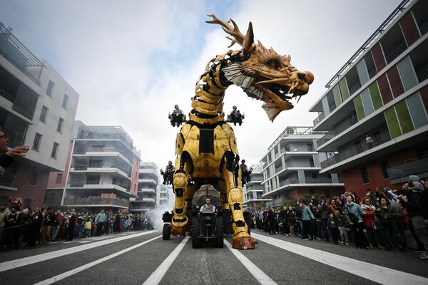 Operators drive the dragon-horse called Long-Ma, created by Francois de la Roziere and his company &quot;La Machine&quot;, in the streets of Toulouse, southern France, on April 16, 2022.  - Sputnik Africa