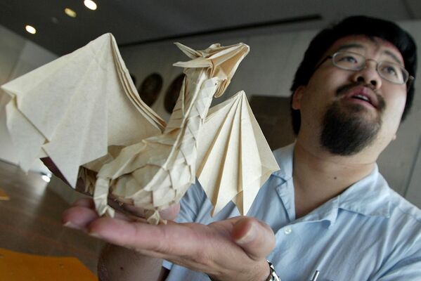 Canadian professional Origami artist Joseph Wu holds his favorite work of  paper folding art dragon. - Sputnik Africa