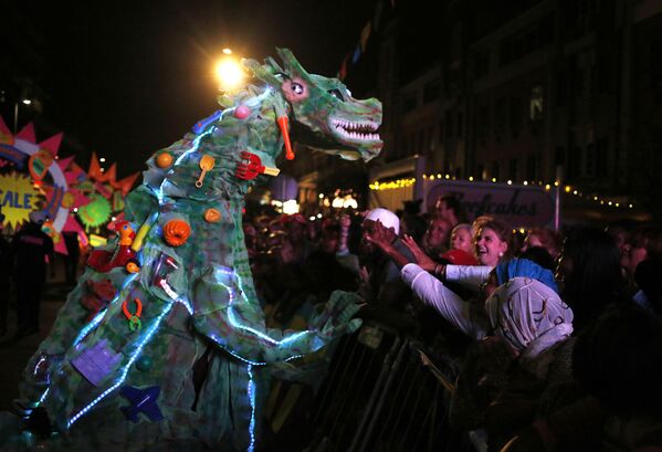 A performer in a dragon costume takes part in the Cape Town Carnival parade held in the city of Cape Town, South Africa, Saturday, March 12 2016.  - Sputnik Africa