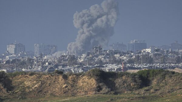 De la fumée après un bombardement israélien dans la bande de Gaza, vue du sud d'Israël, dimanche 24 décembre 2023.  - Sputnik Afrique