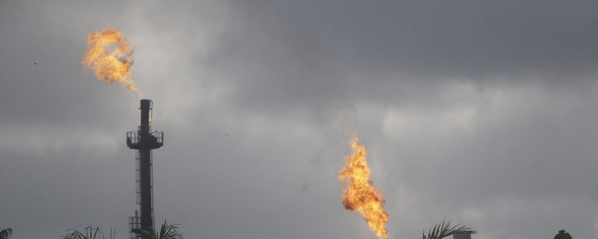 Gas flares belonging to the Agip Oil company are seen across farmland in Idu, Niger Delta area of Nigeria, Friday, Oct. 8, 2021. - Sputnik Africa, 1920, 01.01.2025