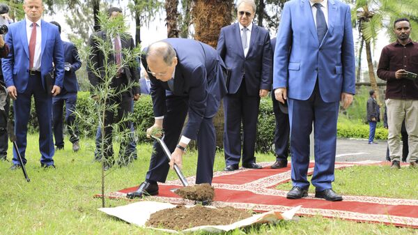 Surrounded by Russian officials, Russian Foreign Minister Sergey Lavrov plants a tree at the compound of the Russian Embassy in Addis Ababa, Ethiopia, Wednesday, July 27, 2022. - Sputnik Africa