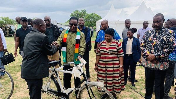 Zimbabwe’s President Emmerson Mnangagwa donated 54 bicycles to Chief Mapanzure as a Christmas gift. - Sputnik Africa