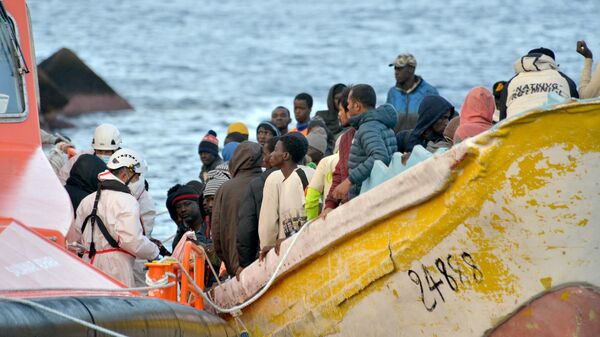 A boat carrying 156 migrants - Sputnik Africa