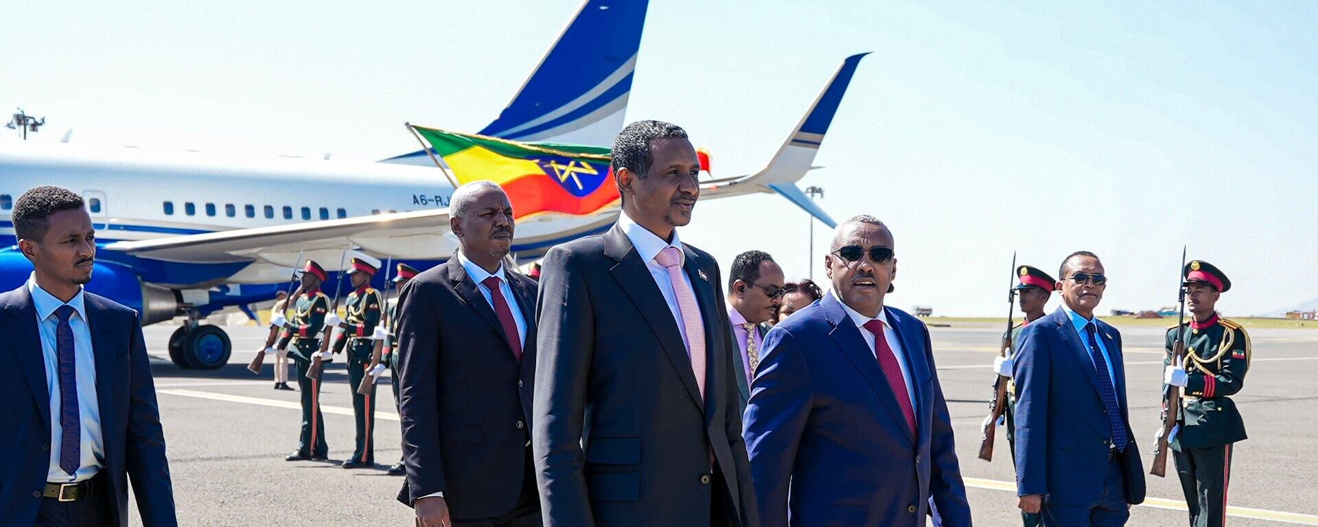 Ethiopia's Deputy Prime Minister and Minister of Foreign Affairs, Demeke Mekonnen, welcomes the leader of Sudan's paramilitary Rapid Support Forces, Gen. Mohamed Hamdan Dagalo, at Bole International Airport in Addis Ababa, Ethiopia, on Thursday, December 28, 2023, during the general's second confirmed appearance outside Sudan since the conflict between the paramilitary forces and the Sudanese army began in mid-April. - Sputnik Africa, 1920, 28.12.2023